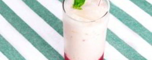 Шаг 2: молочного коктейля с ягодным сиропом