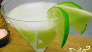 Рецепт Напитка для взрослых с медовой дыней и огурцом