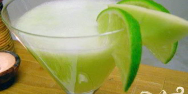 Рецепт напитка для взрослых с медовой дыней и огурцом
