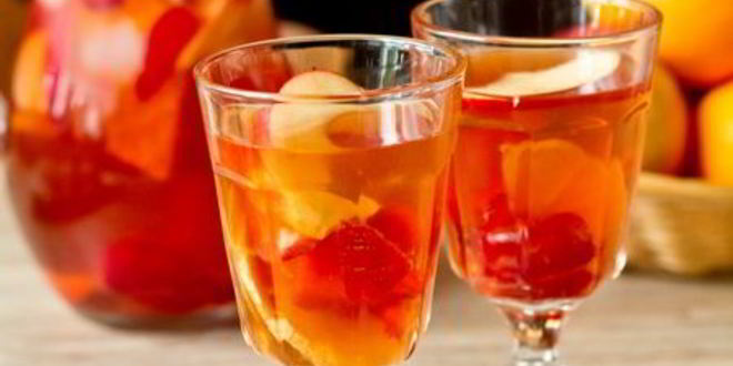 Рецепт розовой сангрии с клубникой и ванилью