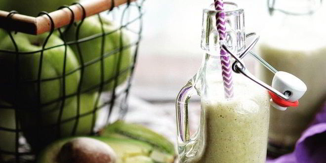 Рецепт питательного смузи из яблок, банана, авокадо и орехового молока