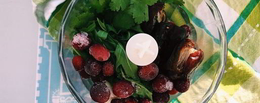 Шаг 2: смузей банан-финики-руккола