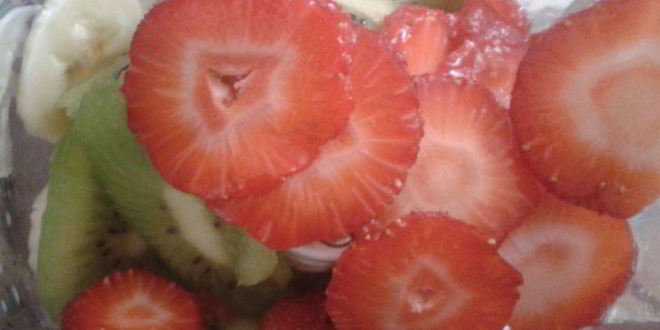 Рецепт смузей из банана, киви, клубники и соевого молока