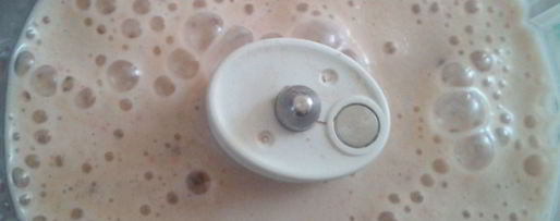 Шаг 1: смузей из банана, киви, клубники и соевого молока