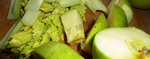 Шаг 1: свежевыжатого сока из сельдерея и яблок