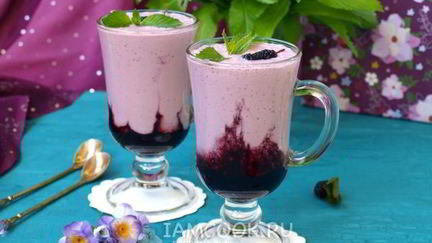 Рецепт Творожного коктейля на ряженке с шелковицей