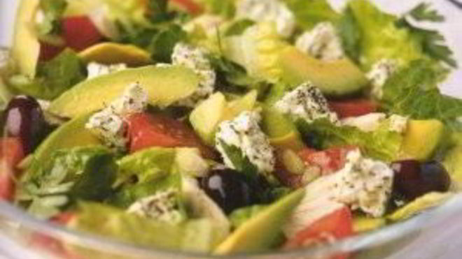 Рецепт Греческого островного салата с курицей и авокадо