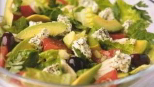 Рецепт Греческого островного салата с курицей и авокадо