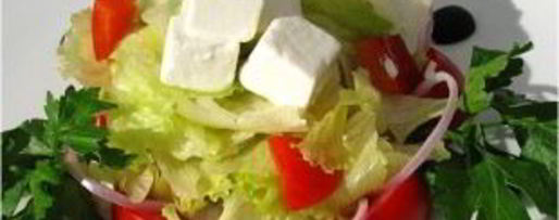 Шаг 8: греческого салата с адыгейским сыром