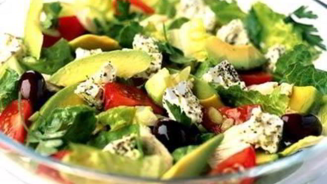 Рецепт Греческого салата с брынзой и авокадо