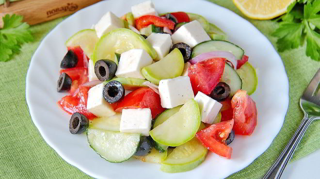 Рецепт Греческого салата с цуккини и помидорами