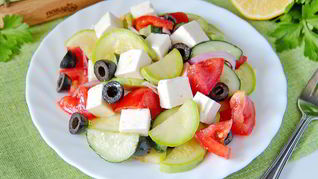 Рецепт Греческого салата с цуккини и помидорами