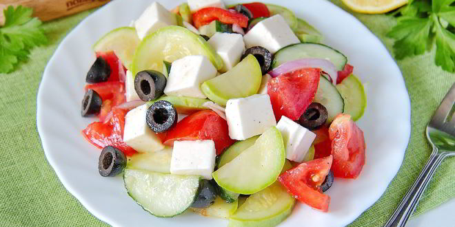 Рецепт греческого салата с цуккини и помидорами
