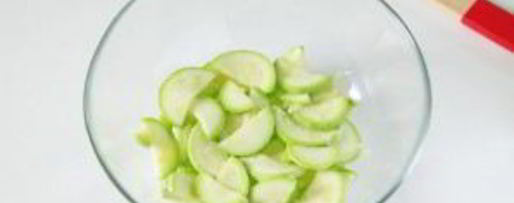 Шаг 1: греческого салата с цуккини и помидорами