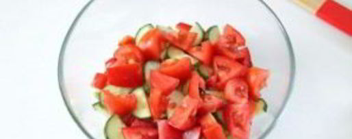 Шаг 4: греческого салата с цуккини и помидорами