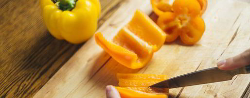 Шаг 1: греческого салата с жареным адыгейским сыром