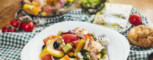 Шаг 10: греческого салата с жареным адыгейским сыром