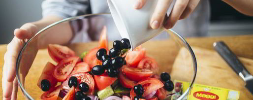 Шаг 5: греческого салата с жареным адыгейским сыром