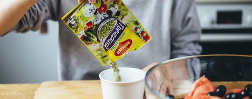 Шаг 6: греческого салата с жареным адыгейским сыром