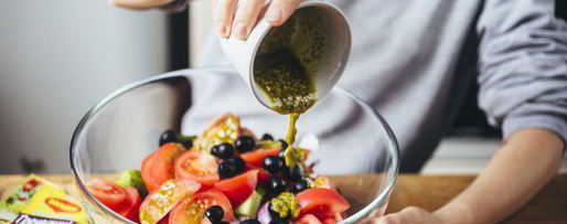 Шаг 8: греческого салата с жареным адыгейским сыром