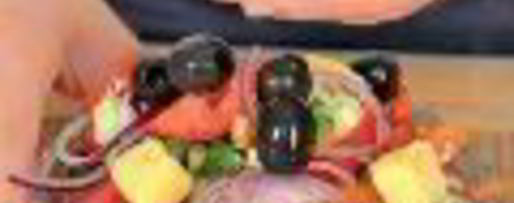 Шаг 4: греческого салата с жареным сыром