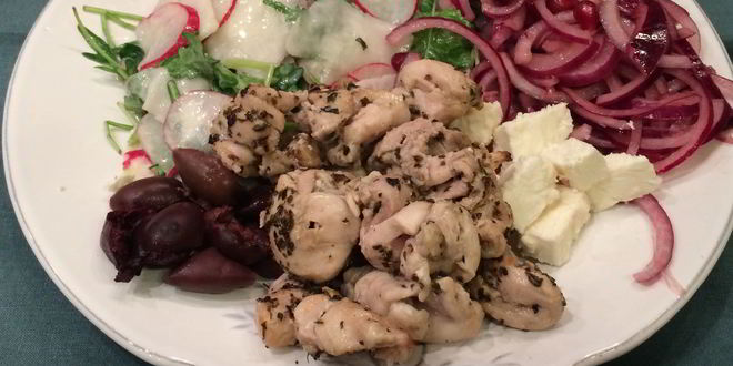 Рецепт греческого ужина с курицей сувлаки и салатом из репы