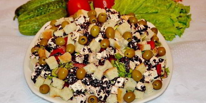 Рецепт классического греческого салата с сухариками и курицей