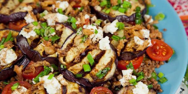 Рецепт салата из гречки с баклажаном