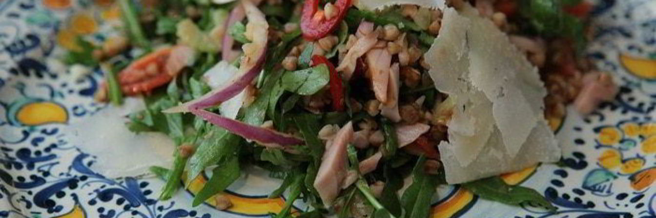 Рецепт Салата из гречки с копченой курицей, помидорами и руколой