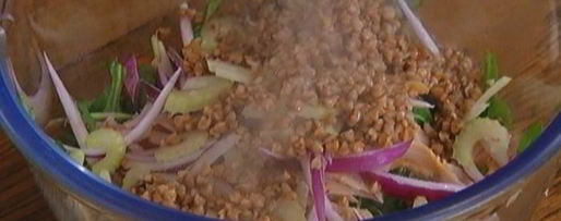 Шаг 5: салата из гречки с копченой курицей, помидорами и руколой