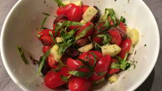 Рецепт Салата из помидоров черри с тархуном в греческом стиле