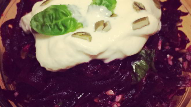 Рецепт Салата из свеклы с тыквенными семечками и греческим йогуртм