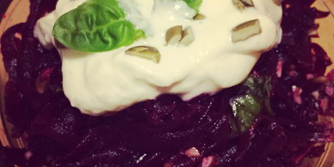 Рецепт салата из свеклы с тыквенными семечками и греческим йогуртм