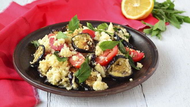 Рецепт Салата по-гречески с печеными баклажанами и кус-кусом