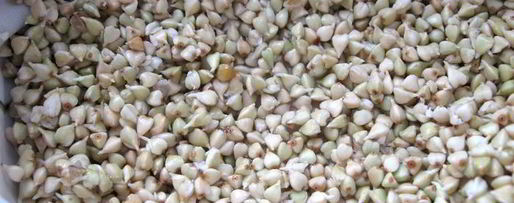 Шаг 1: салата с проростками зеленых зерен гречихи и гранатом