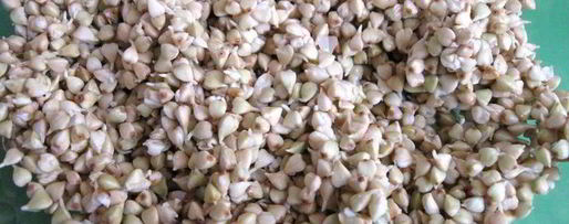 Шаг 2: салата с проростками зеленых зерен гречихи и гранатом