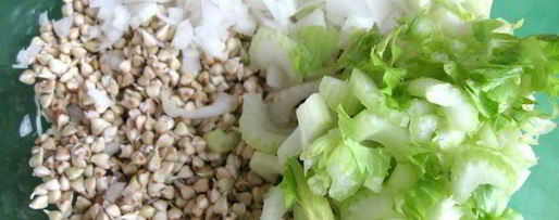 Шаг 7: салата с проростками зеленых зерен гречихи и гранатом