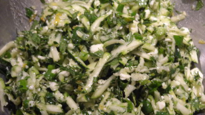 Рецепт Салата с цукини, зеленью и фетой по-гречески