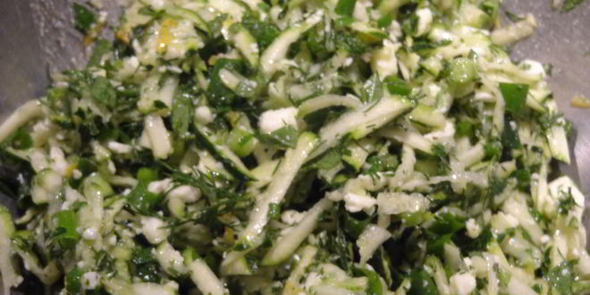 Рецепт салата с цукини, зеленью и фетой по-гречески