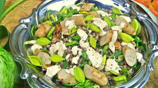 Рецепт Теплого салата из гречки с колбасками и сыром