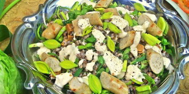 Рецепт теплого салата из гречки с колбасками и сыром