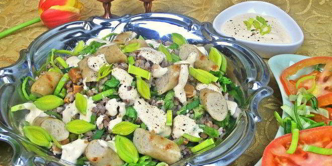 Рецепт теплого салата из гречки с колбасками и сыром