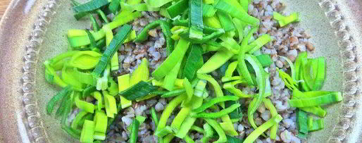 Шаг 2: теплого салата из гречки с колбасками и сыром