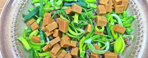 Шаг 5: теплого салата из гречки с колбасками и сыром