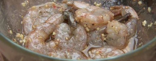 Шаг 1: гриля-салата с курицей и креветками