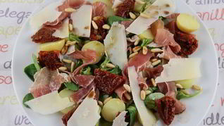 Рецепт Итальянского салата с картофелем, пармской ветчиной, руколой и кедровыми орешками