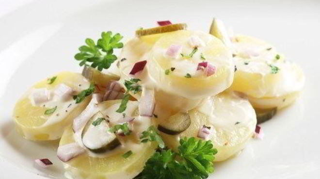 Рецепт Картофельного салата с грецкими орехами и эстрагоном