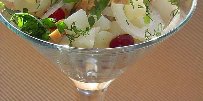 Рецепт картофельного салата с грибами и клюквой