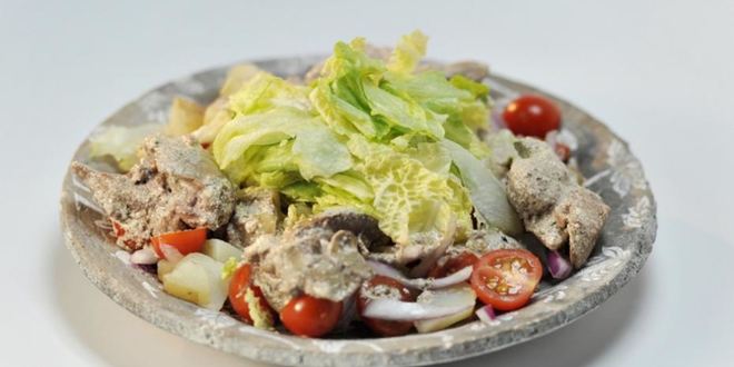 Рецепт картофельного салата с куриной печенкой и красным луком