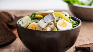 Рецепт Картофельного салата с малосольными огурцами и сельдью